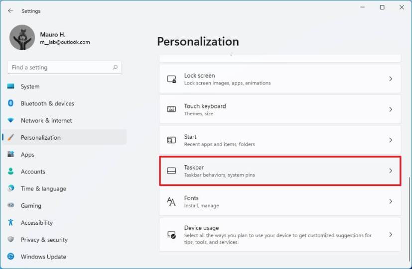Windows 11 Personalization with Taskbar